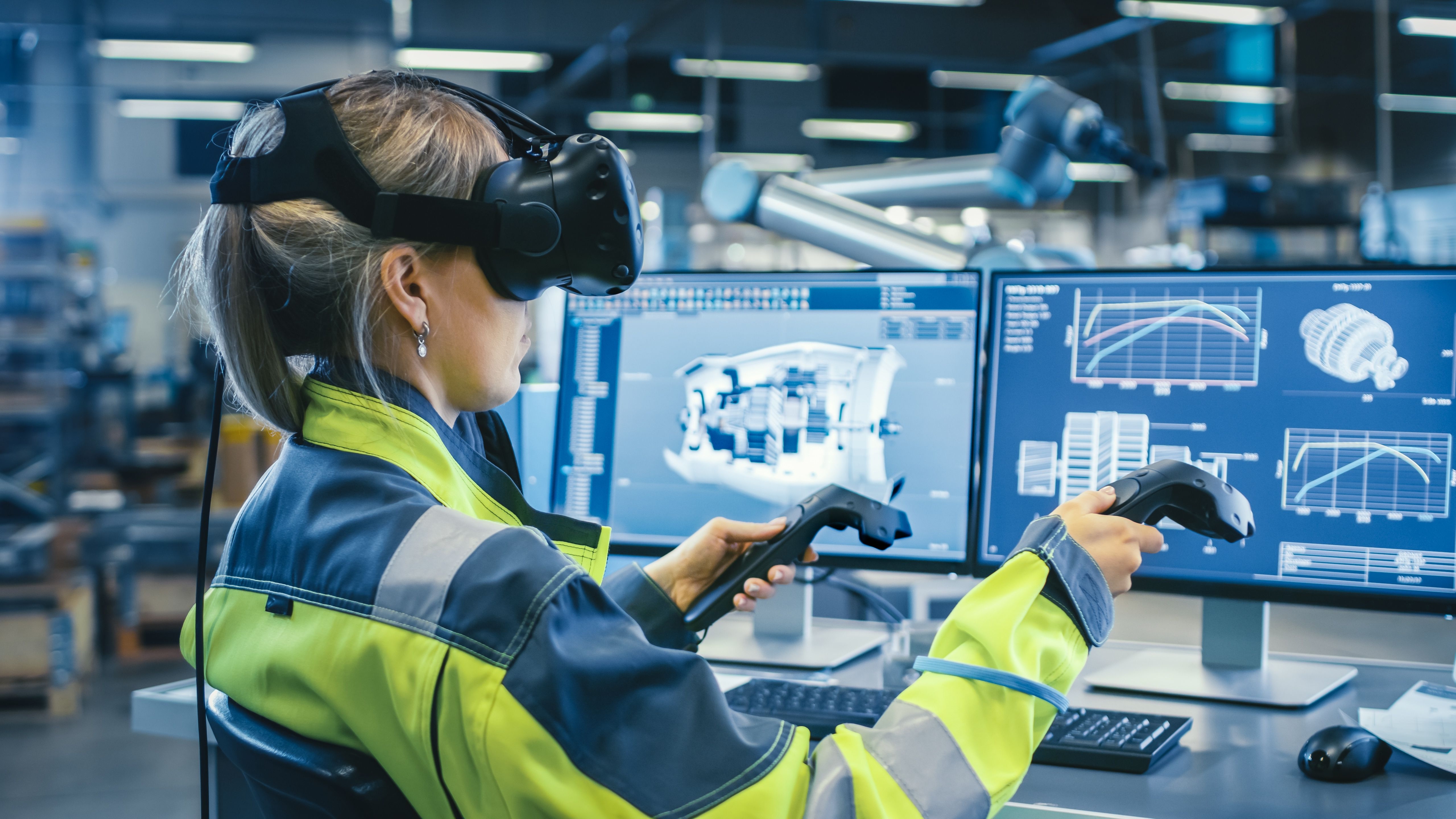 Mujer usando gafas VR en el trabajo