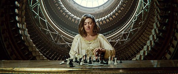 Mujer jugando ajedrez en un entorno de ciencia ficción