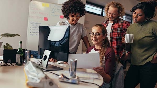 コンピューターで生徒と向き合う教師