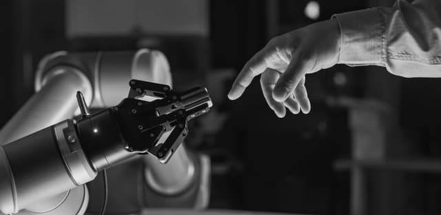 触摸机器人手臂的人