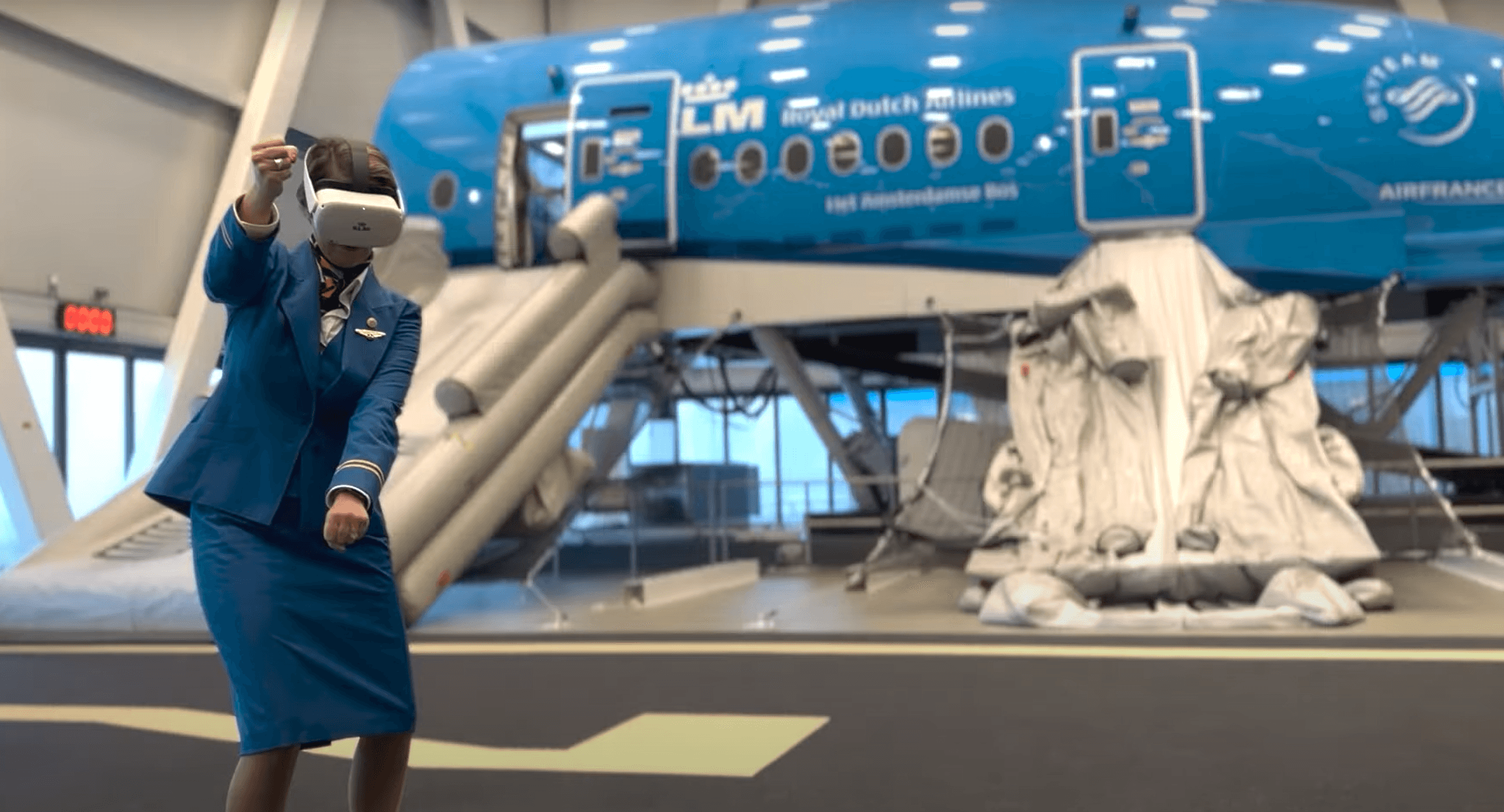 Aeromoça da KLM usando óculos VR