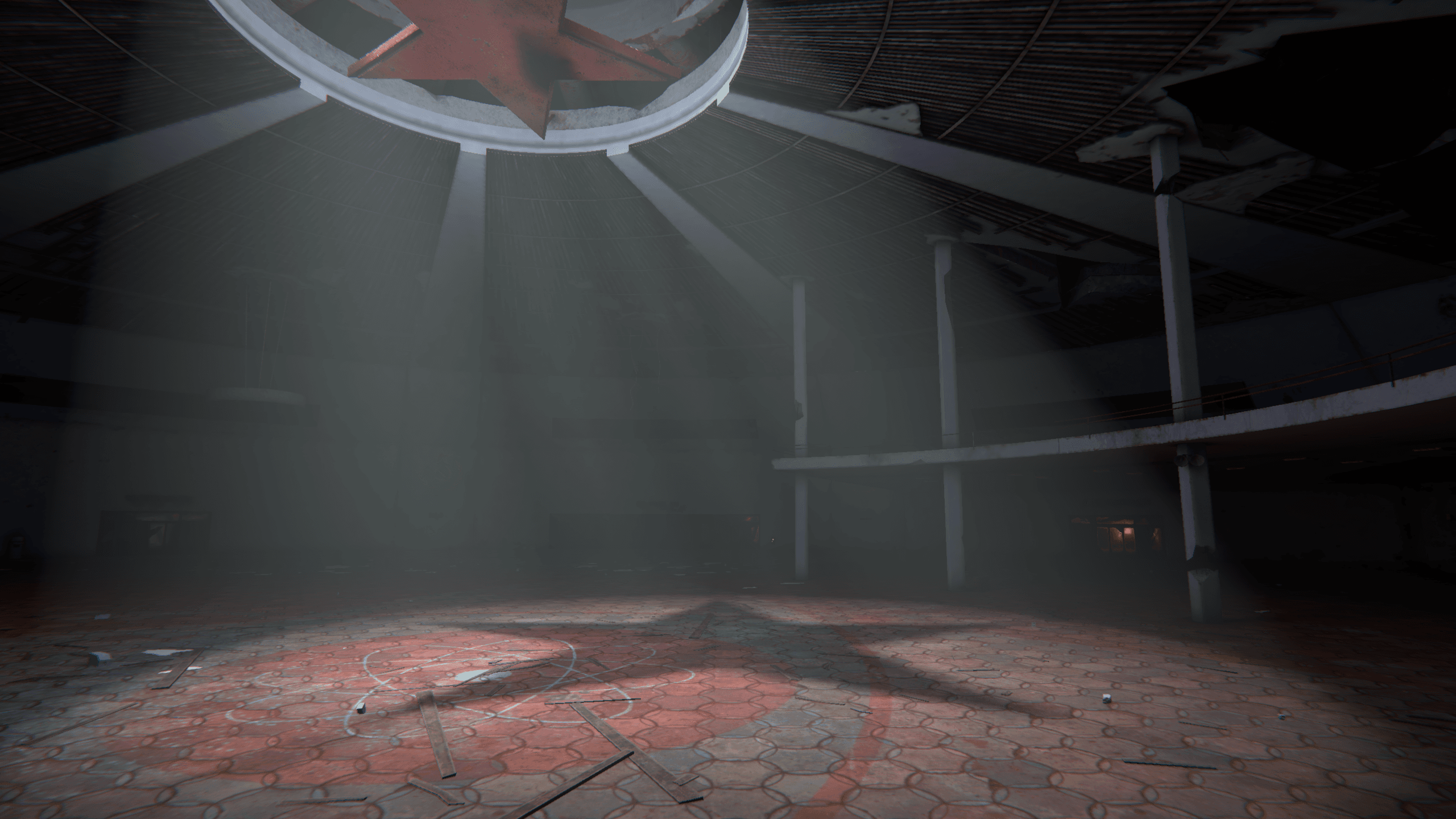 Скриншот из NODE: Последняя услуга Антарии от Lapsus Games | Сделано с Unity. 3D окружение в основном в тени. На красном плиточном полу тень звезды накладывается на структуру на потолке. Потоки света выявляют легкий туман в атмосфере сцены.