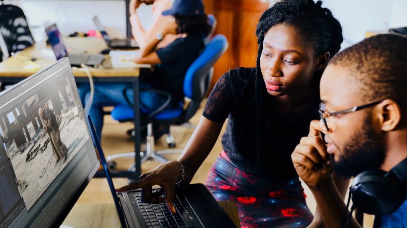 남자에게 Unity를 가르치는 여자