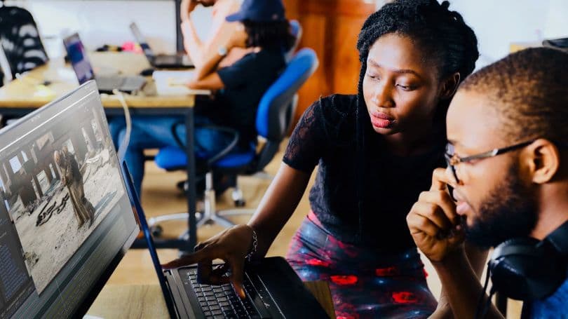 남자에게 Unity를 가르치는 여자