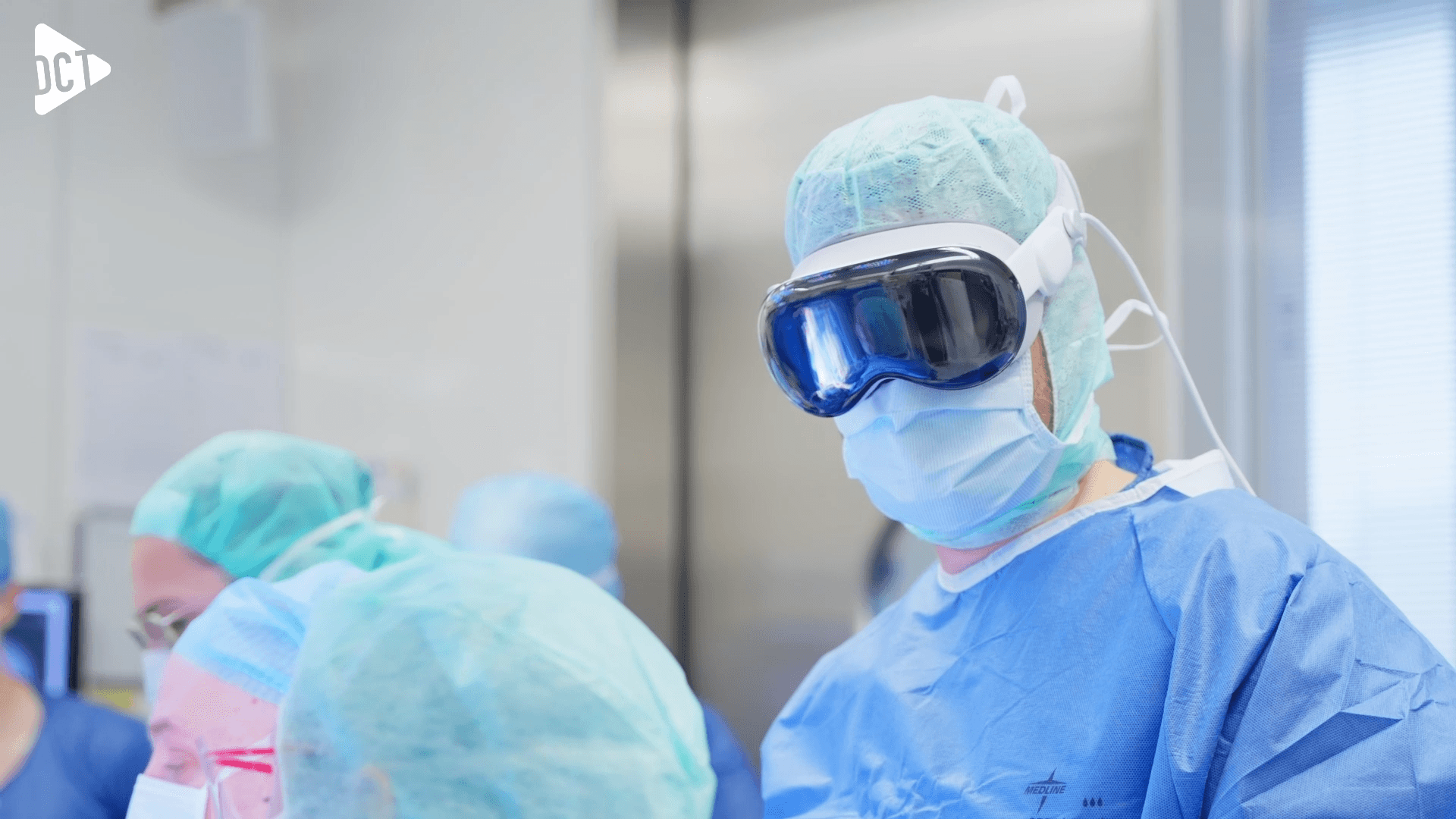 “外科医生使用医学影像可视化来辅助手术”