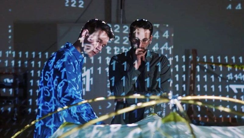 Deux personnes examinant un modèle 3D