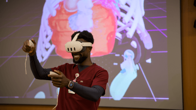 Homem usando óculos VR para treinamento médico