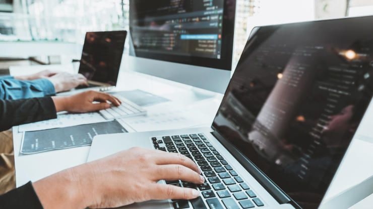 Digitação em um laptop