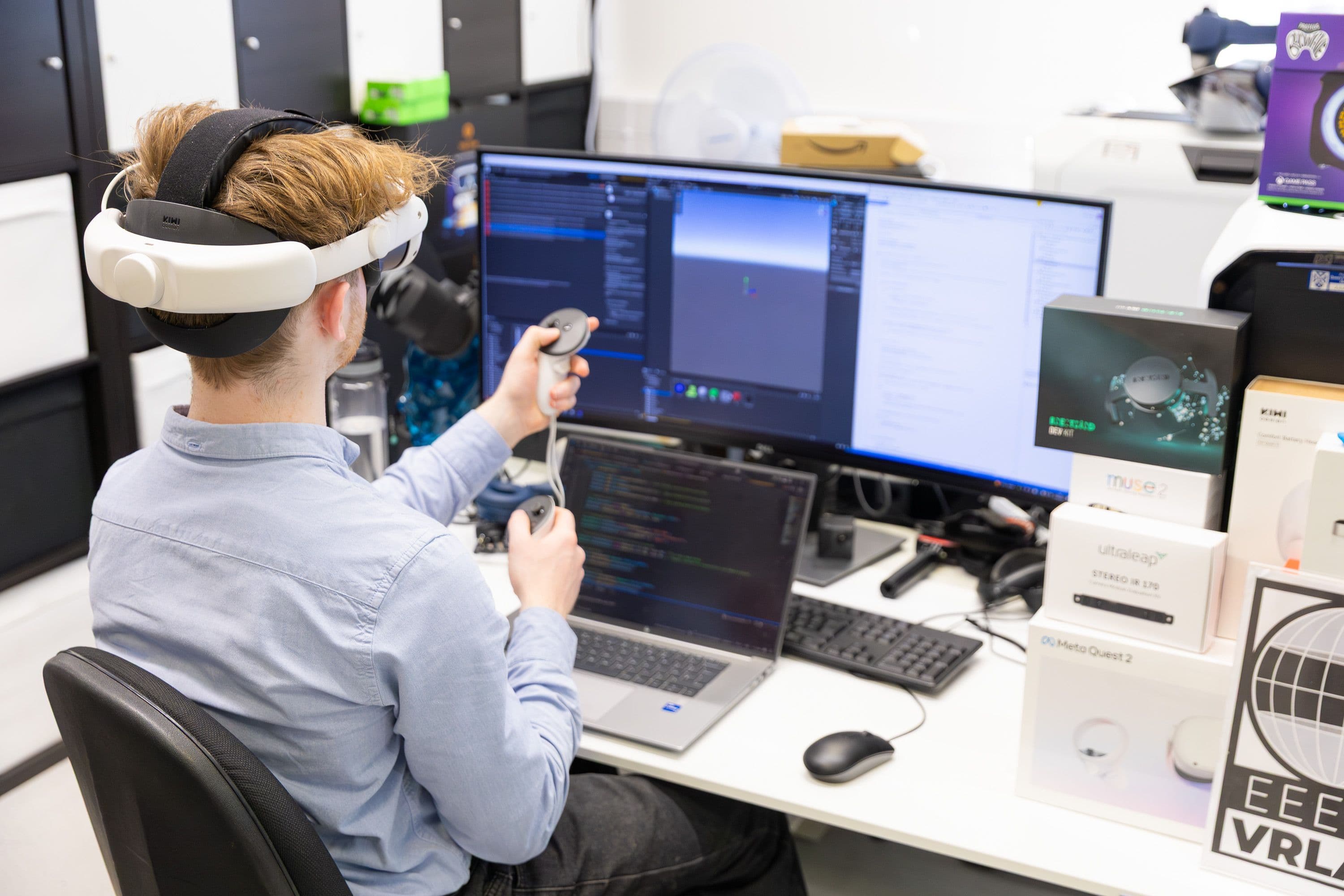 Hombre usando gafas de VR