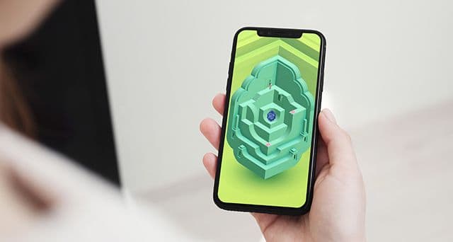 Monument Valley 2 が表示されたスマートフォンを持っている手