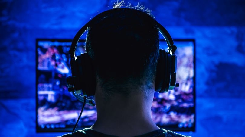 데스크톱 게임을 하는 사람