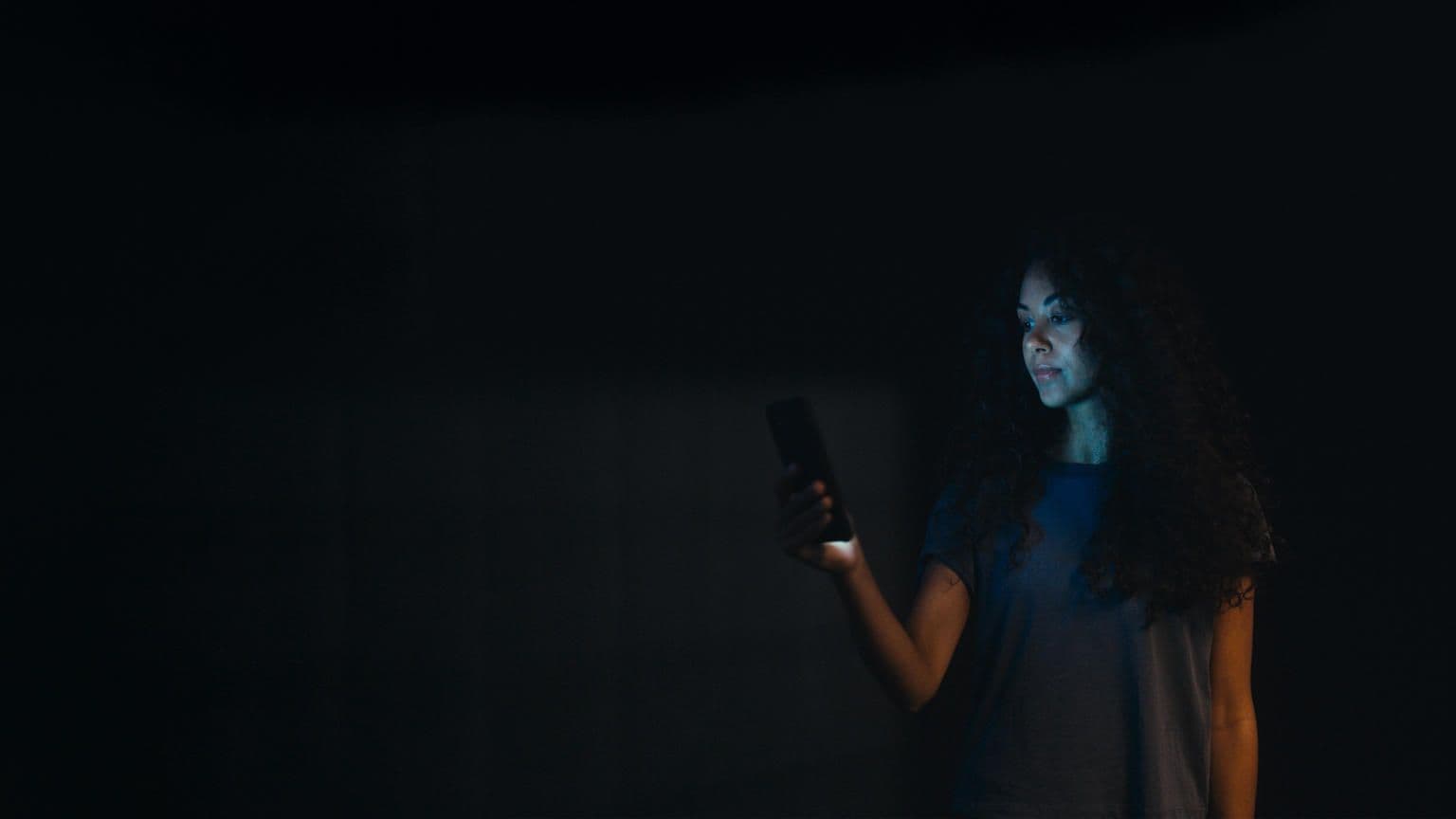 휴대폰을 들고 있는 여성