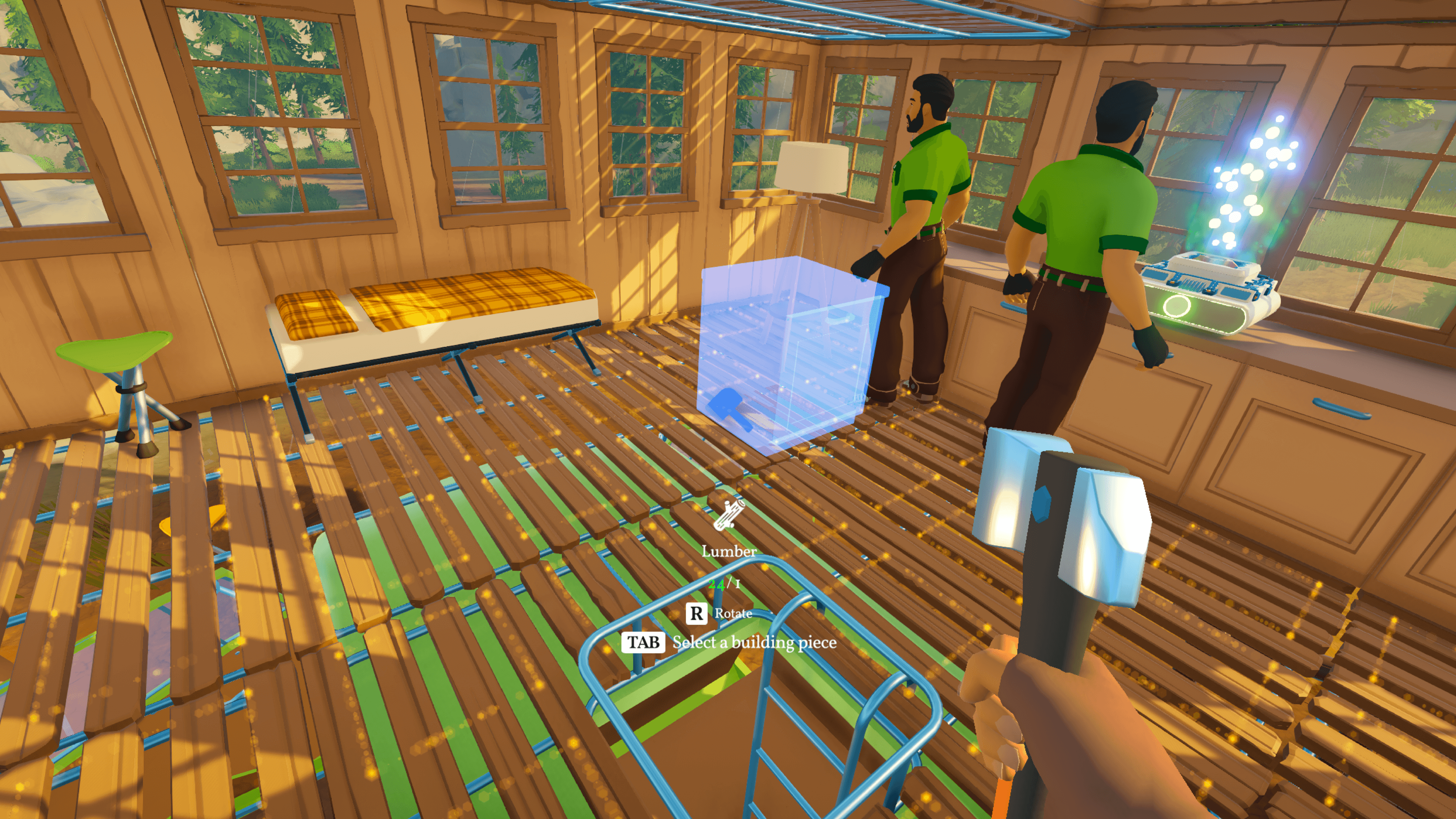 Unity로 제작된 Square Glade Games의 Outbound의 인게임 스크린샷입니다. 슬랫 바닥이 있는 나무 구조물 내부의 1인칭 뷰입니다. 플레이어는 오른손에 망치를 들고 있습니다. 두 명의 남성 인물이 녹색 셔츠를 입고 카운터에서 작업을 수행하고 있습니다.