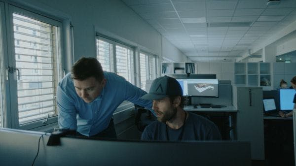 Deux hommes travaillant sur un ordinateur