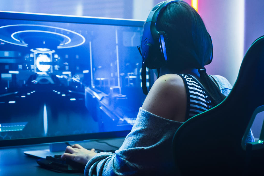 Femme jouant à un jeu PC