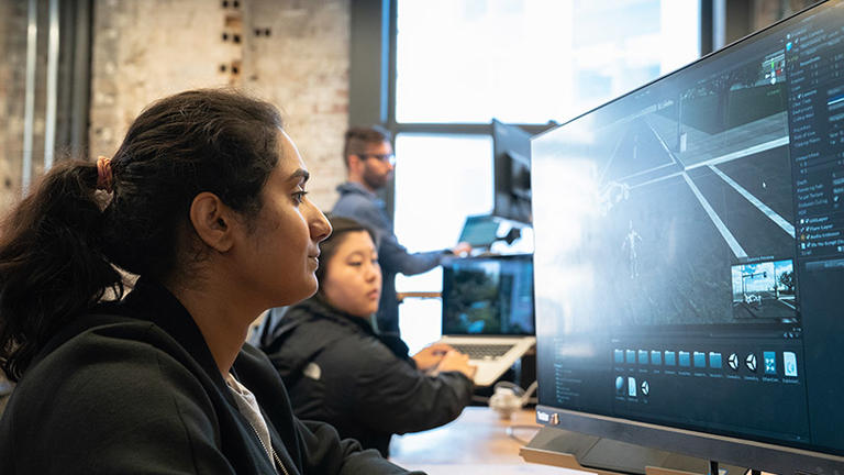 Garota aprendendo sobre o Unity em frente a um computador