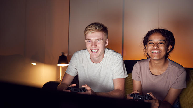 Друзья с удовольствием играют в видеоигры 