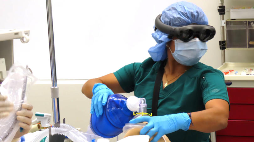 Pessoa usando óculos de VR e demonstrações médicas