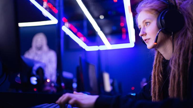 Mulher jogando um jogo de computador