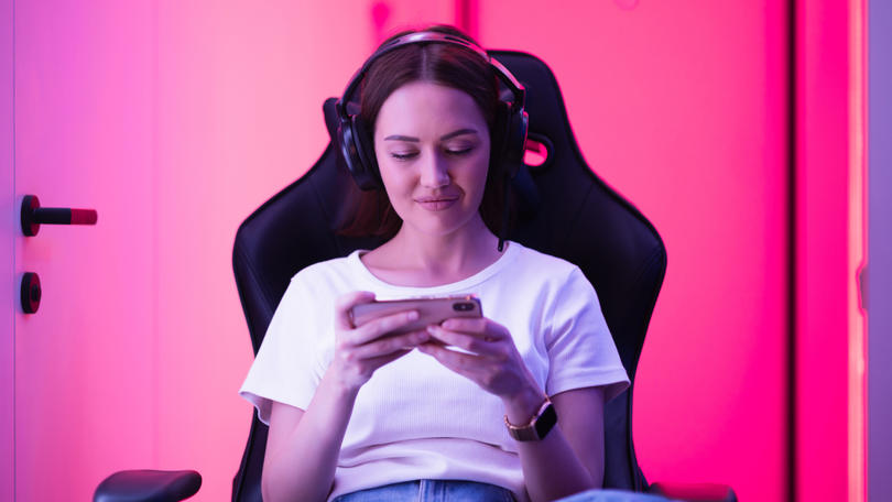 Femme jouant à un jeu mobile