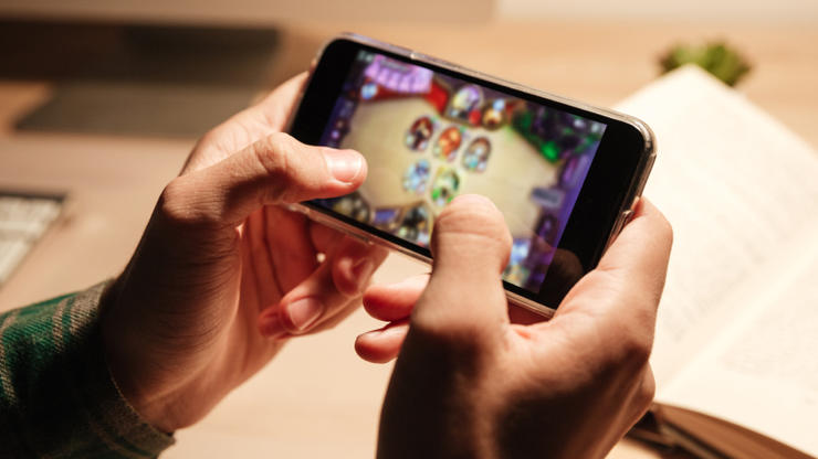 Person playing Hearthstone