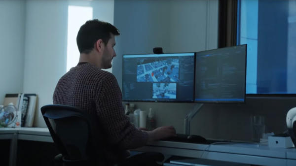 Hombre con una computadora de escritorio con Unity