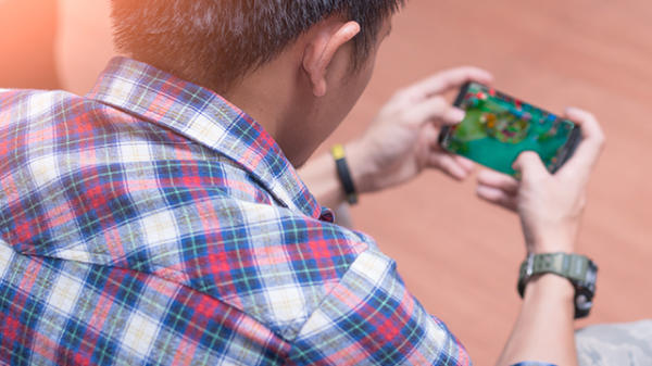Hombre jugando un juego para dispositivos móviles